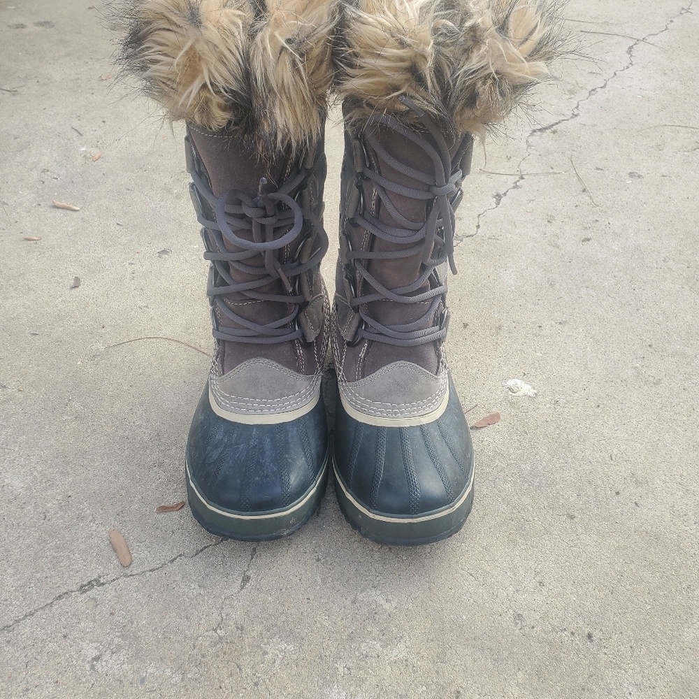 Joan of Artic Sorrel size 8